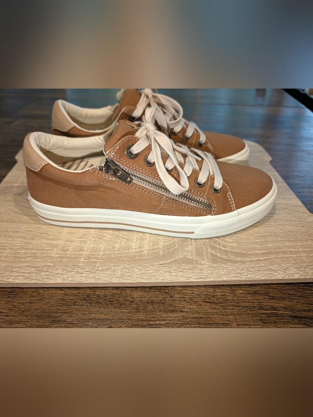 Taos Footwear Tan Low-Top Lace-Up Sneakers with Side Zip